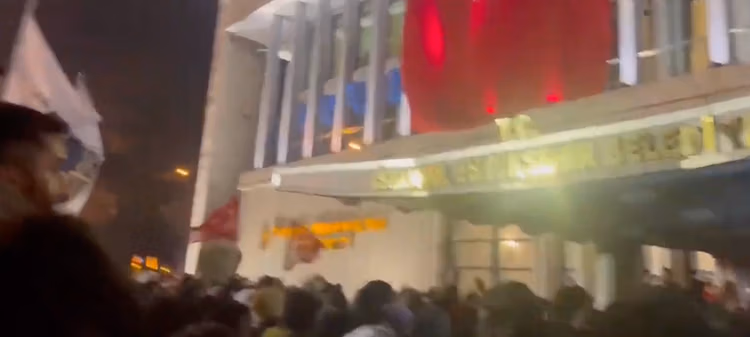 Ekrem İmamoğlu eyleminde şok olay! Öğrencilerden Özgür Özel’e: Özgür dışarı halk içeri!
