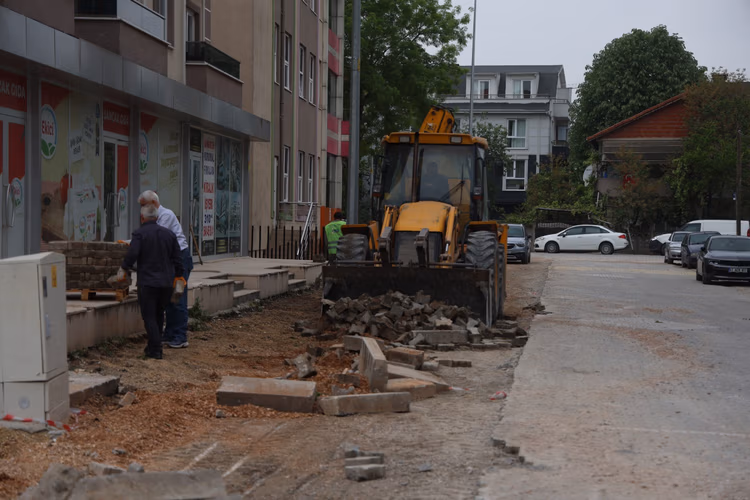 Kartepe Dumlupınar Mahallesi’nde yol ve kaldırım çalışmaları sürüyor