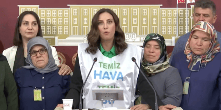 DEVA Partisi Milletvekili Evrim Rızvanoğlu'nun, arkasında destekleyen kadınlarla birlikte basın toplantısı yaparken bulunduğu an.