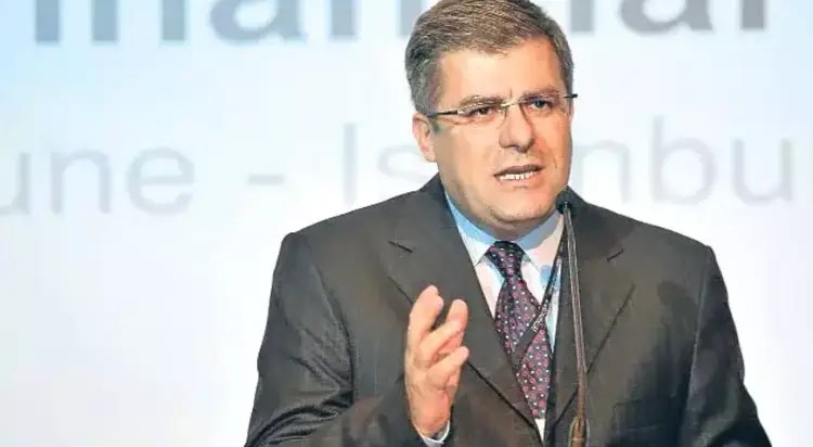 Kocaeli Büyükşehir Belediye Başkanı Tahir Büyükakın, bir konferans sırasında konuşma yapıyor.