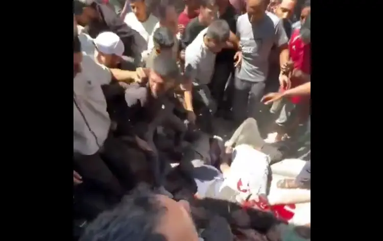 Vahşi terör örgütü İsrail ekmek sırasında bekleyenleri bombaladı
