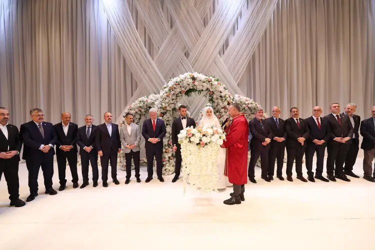 Kocaeli bugün Büyük Çamlıca Camiine aktı. 37 şahitli nikahı Büyükakın kıydı
