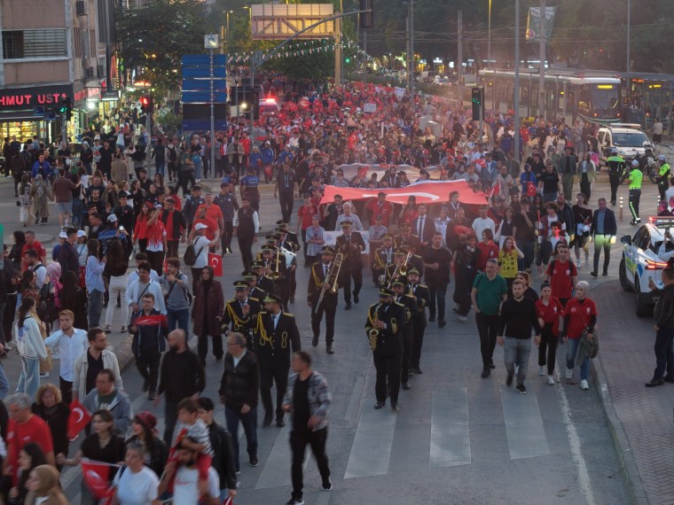 Kocaeli'de 19 Mayıs Atatürk'ü Anma, Gençlik ve Spor Bayramı kutlamalarında, büyük bir kortej yürüyüşü düzenleniyor. Yürüyüşte binlerce kişi Türk bayrakları ve Atatürk posterleriyle katılıyor. Kortejin önünde orkestra ve güvenlik güçleri de yer alıyor.