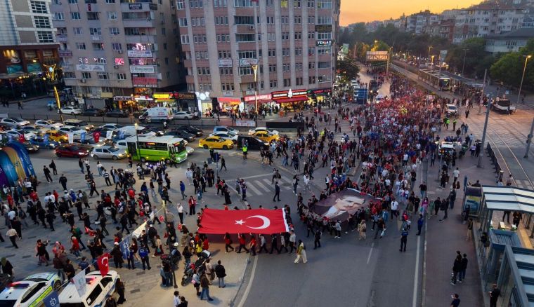 Kocaeli'de 19 Mayıs kutlamalarında büyük bir kortej yürüyüşü, Cumhuriyet Bulvarı'nda gerçekleştirildi. Kalabalık gruplar, dev Türk bayrağı ve Atatürk posterleri ile yürüyüşe katıldı.