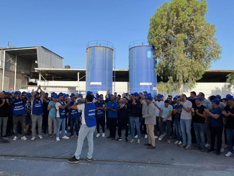 Dyo Boya Fabrikası önünde grevde olan işçiler, toplu iş sözleşmesi taleplerini duyurmak için toplandı.