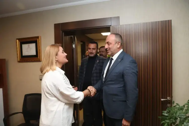 İzmit’i toparlamayı beceremiyorsun. Kocaeli hayalini bırak Hürriyet!