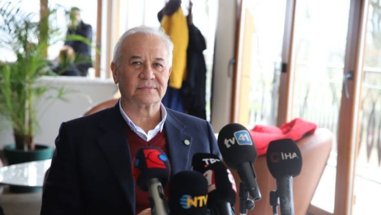 Kocaelispor'un olağanüstü kongre toplantısı öncesi bir basın toplantısında oturan bir adam, mikrofonlarla çevrili.