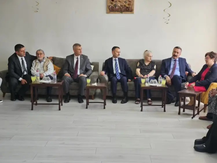 Vali İlhami Aktaş, Gölcük Huzurevi Sakinleriyle Bayram Sevinci Yaşadı