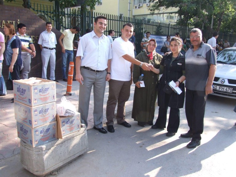 Yıllar yıllar önceki fotoğrafla İzmit Belediyesine gönderme yaptı! Zaman ne çabuk geçiyor dedirten kare