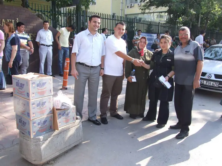 Yıllar yıllar önceki fotoğrafla İzmit Belediyesine gönderme yaptı! Zaman ne çabuk geçiyor dedirten kare