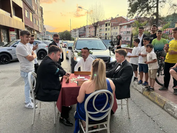 Düğün Konvoyuna Okey Masasıyla Sürpriz: Yolu Kestiler, Bahşişle Açtılar
