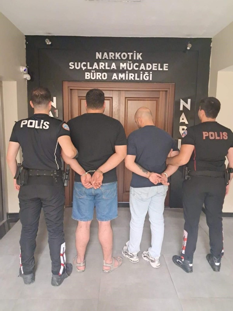 Eczane değiller yanlış anlaşılmasın! Üzerilerinden çıktı