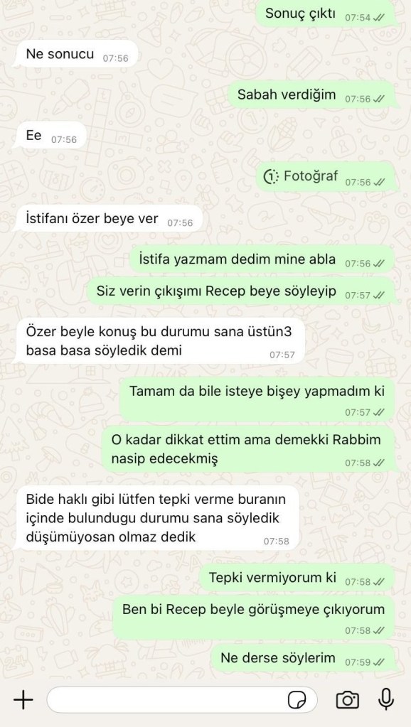 WhatsApp yazışması, iş yerinde yaşanan baskı ve istifa talebini konu alıyor.