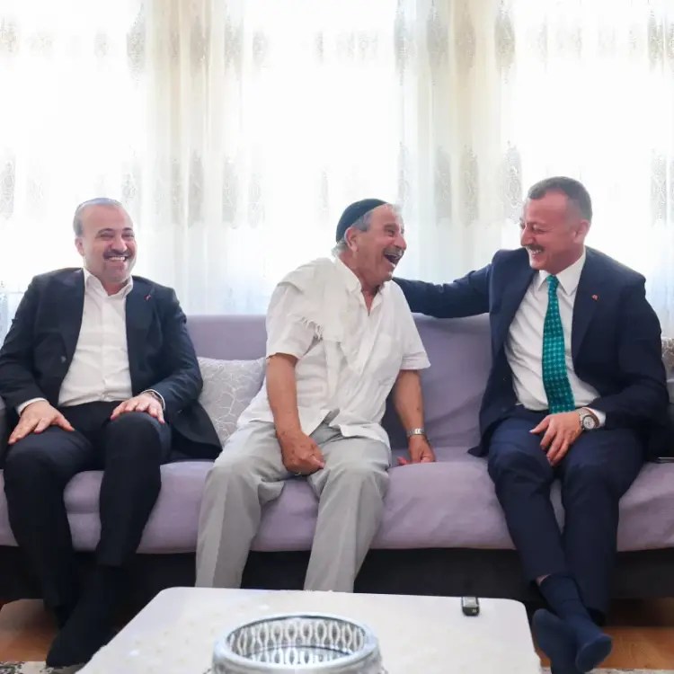 Başkan Tahir Büyükakın’dan Kocaeli’de Bayramda Ev Ziyaretleri
