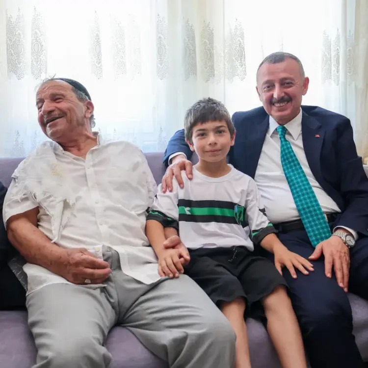 Başkan Tahir Büyükakın’dan Kocaeli’de Bayramda Ev Ziyaretleri