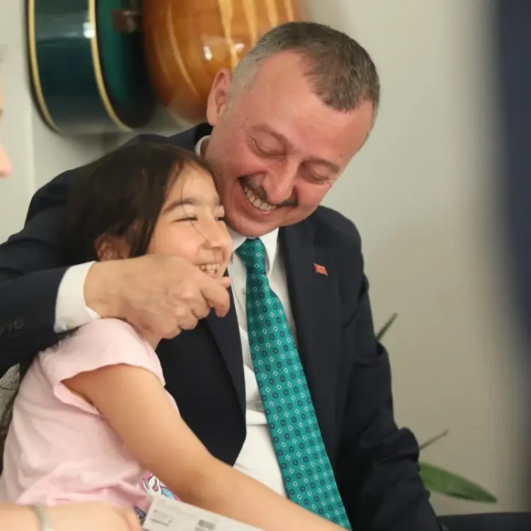 Başkan Tahir Büyükakın’dan Kocaeli’de Bayramda Ev Ziyaretleri