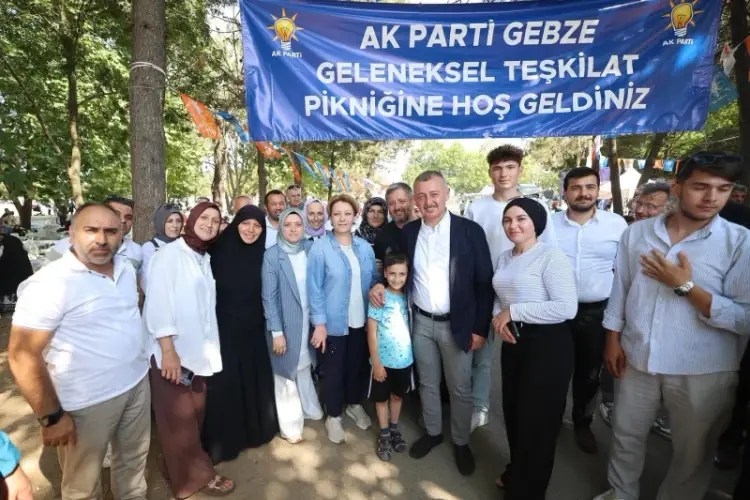 Tahir Büyükakın Gebze’de: “Bu Bayrağın Düşmemesi Lazım”