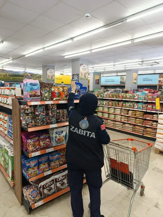 Bu çikolataların tarihi geçti mi? Vızır vızır çalışıyorlar