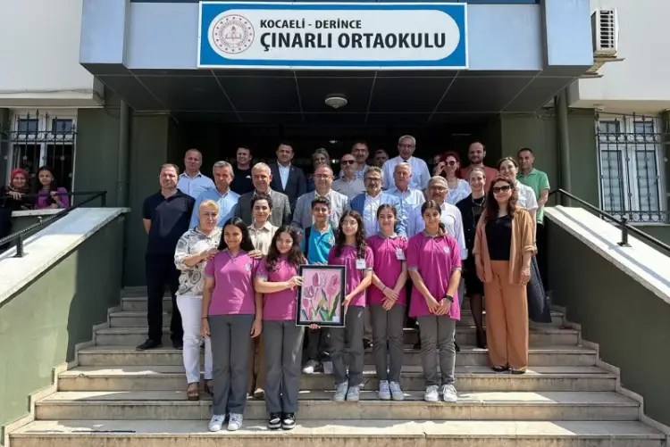 Çınarlı Ortaokulu’ndan Yaratıcı Eserlerin Sergisi Derince’de Açıldı