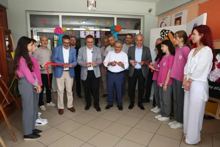 Çınarlı Ortaokulu’ndan Yaratıcı Eserlerin Sergisi Derince’de Açıldı