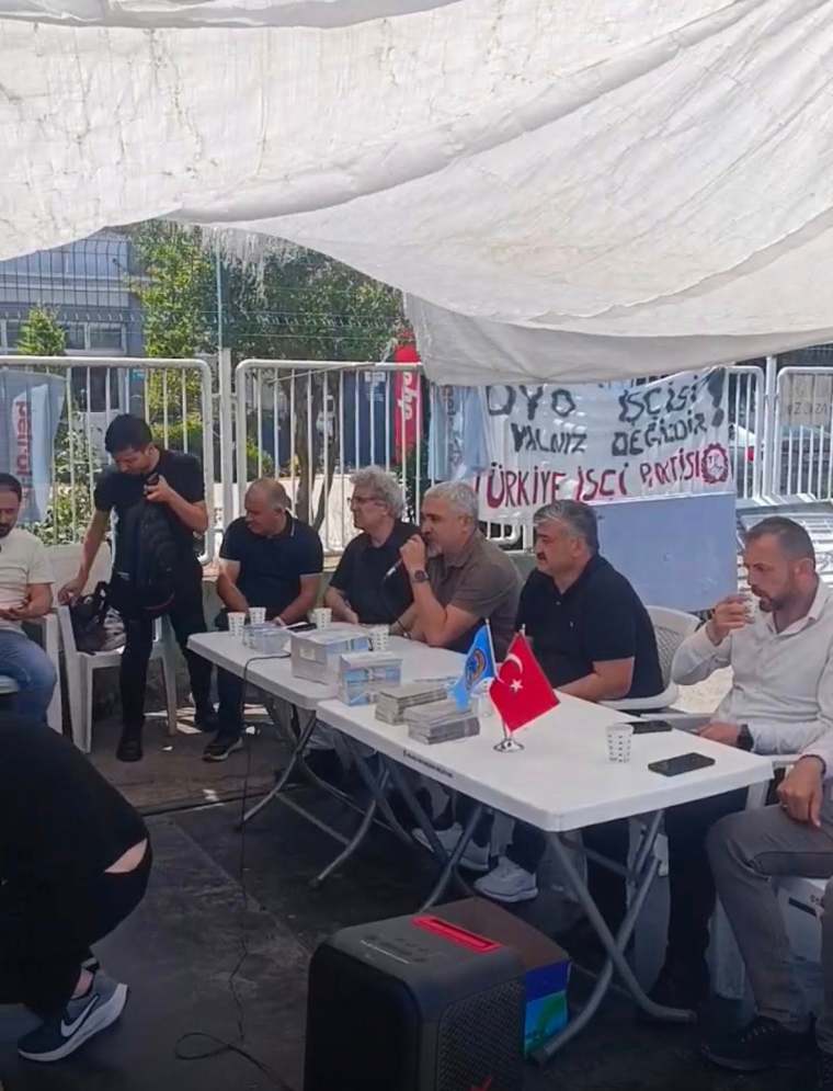 DYO işçileri, Kocaeli'de grev çadırında eğitim programına katılıyor.