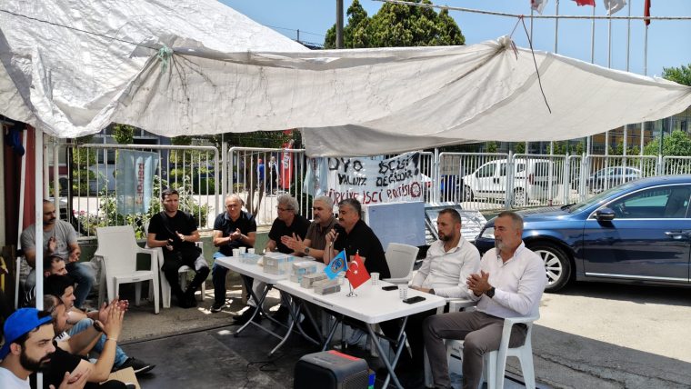 DYO işçileri, grev çadırında düzenlenen 'Grev Okulu' etkinliğinde eğitim alıyor.