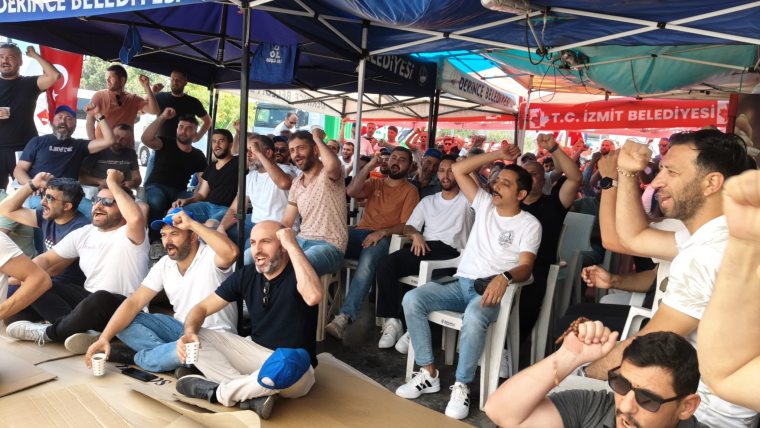 DYO işçilerinin grev çadırında düzenlenen 'Grev Okulu' etkinliğinde eğitim alan katılımcılar, sendikal mücadele ve işçi hakları konusunda bilgi alıyor.