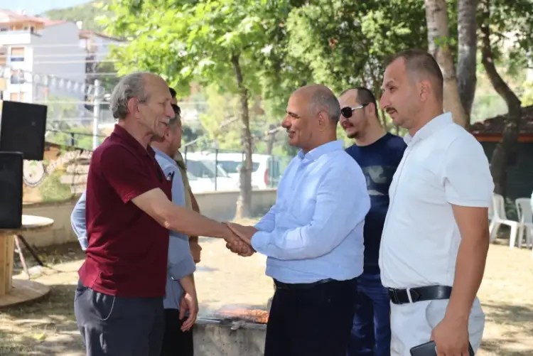 Başkan Şener Söğüt Ciritte Ustalığını Göstedi, Hereke’de Vatandaşlarla Halay Çekti