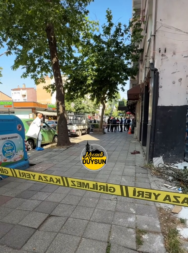 Kadıköy'de bir cinayet mahalline ait görüntü, olay yerinde polis ve güvenlik şeridi ile çevrili bir alan gösteriyor.