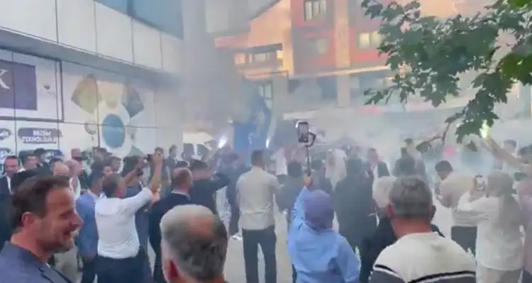 AK Parti Başiskele’de gençlerden meşale şov!