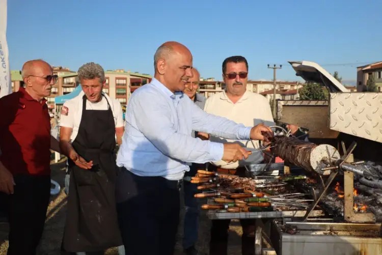 Başkan Şener Söğüt Ciritte Ustalığını Göstedi, Hereke’de Vatandaşlarla Halay Çekti
