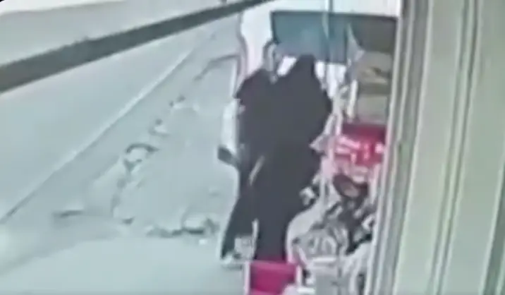 Oğlunun mezuniyetine giderken dehşeti yaşadı: Eşi sokak ortasında saldırdı. İşte o video