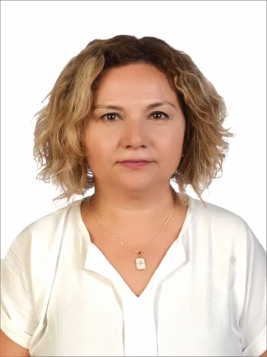 Seval Aygören, Kocaeli Büyükşehir Belediyesi Şehir Planlama Şube Müdürü olarak görevde, beyaz bluz giymiş ve doğal bir poz vermiş.
