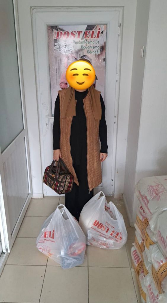 Gölcük’te alkışı hak eden bir dernek var! Her ay 100 ailenin elinden tutuyorlar
