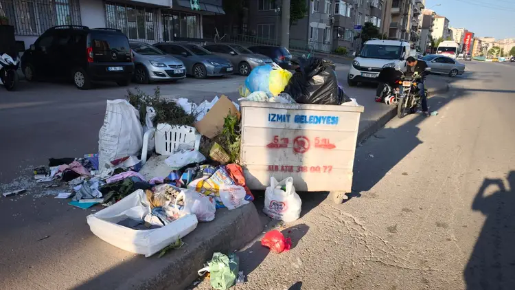 Bayram öncesi Yenidoğan Kaptan Sokak’taki şu çöpler alınaydı iyiydi