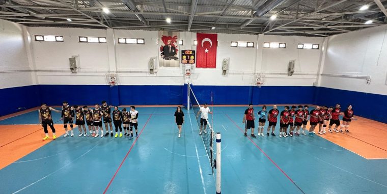 Kocaeli'de düzenlenen voleybol turnuvasında iki takımmaç öncesi sahada duruyor. Arka planda Türk bayrağı ve Atatürk resmi yer alıyor.