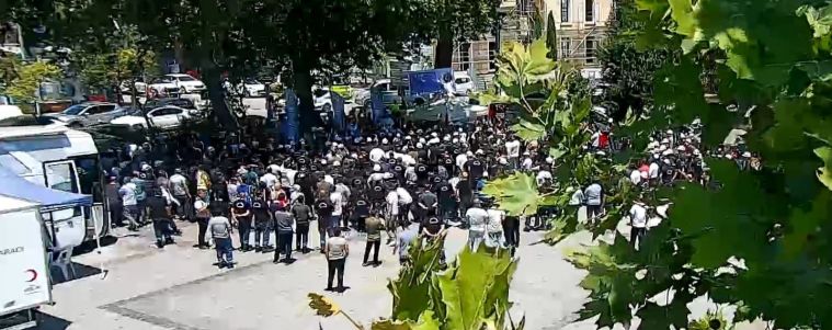 Gölcük Anıtpark'ta toplanmış kalabalık bir grup işçi, kamu toplu iş sözleşmesi görüşmelerine tepki gösteriyor. Eylem sırasında kalabalığın arasında pankartlar ve sloganlar yer alıyor.