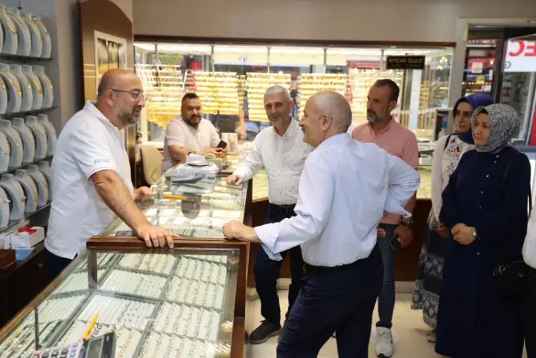 Gebze Belediye Başkanı Zinnur Büyükgöz Esnafla Eskiçarşı’da Buluştu