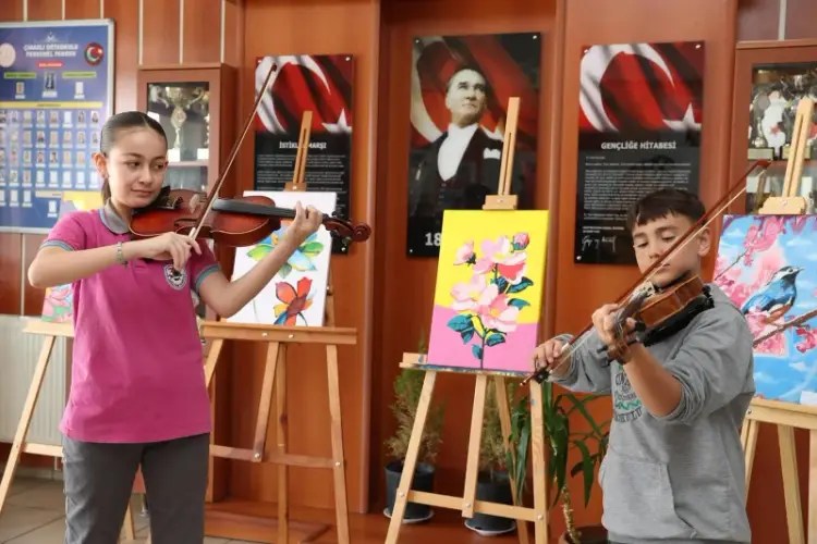 Çınarlı Ortaokulu’ndan Yaratıcı Eserlerin Sergisi Derince’de Açıldı