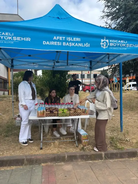 Kocaeli Büyükşehir Belediyesi YKS Sınavına Giren Öğrencilere ve Velilere İkramda Bulundu