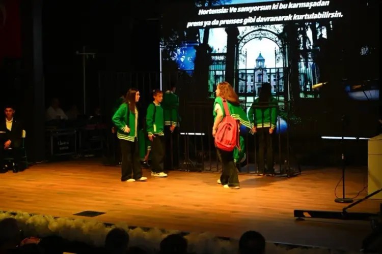 Kartepe’de Genç Akademi Öğrencilerinin Yıl Sonu Gösterisi Büyüledi