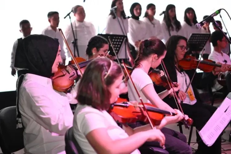 Kartepe’de Genç Akademi Öğrencilerinin Yıl Sonu Gösterisi Büyüledi