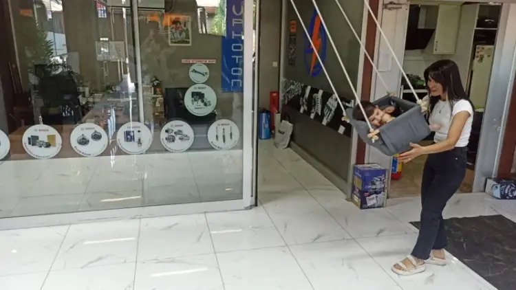 Oto elektrik atölyesinde bir kadın! Hem anne, hem sanayi ustası!