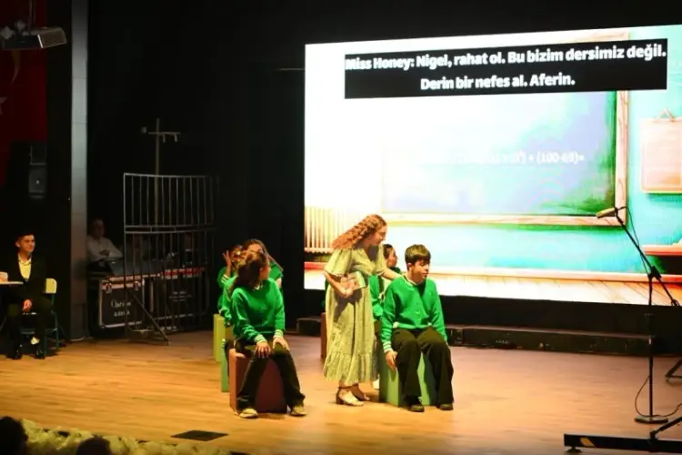 Kartepeli Gençler İngilizce Tiyatro ile Yeteneklerini Sergiledi