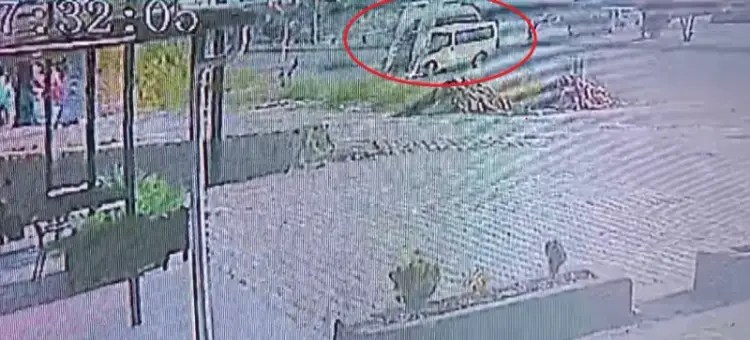 Korkunç minibüs kazası: 18 yaşındaki gencin acı ölümü! O anlar kamerada