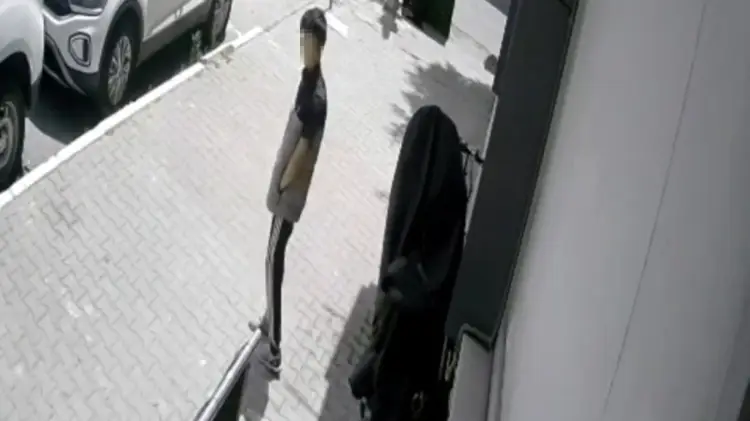 Çok rahat çok profesyonel! Gündüz vakti çaldı, götürdü. Kameradan kaçamadı