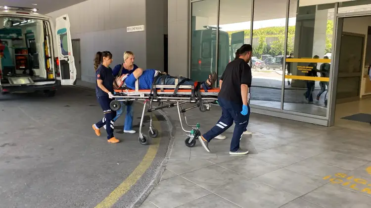 Kocaeli Kandıra’da Feci Kaza: Otomobil Ağaca Çarptı, Yaşlı Çift Yaralandı