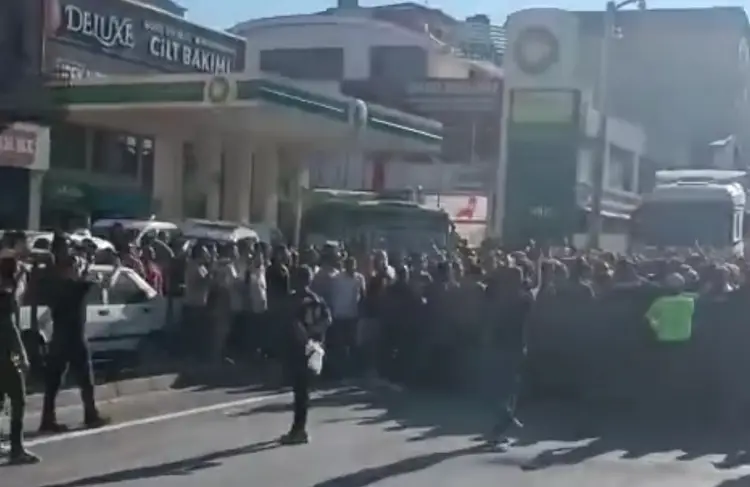 Gölcük Tersanesi işçileri D-130 Karayolunu trafiğe kapattı!