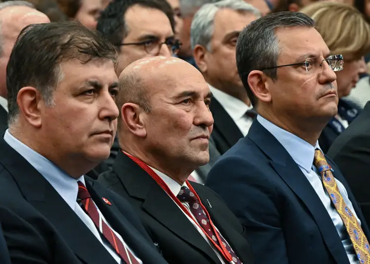 İzmir’de büyük kriz: CHP’li başkanlar Cemil Tugay ve Tunç Soyer birbirlerine kılıçları çekti!