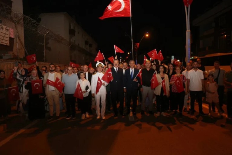 Gölcük’te 15 Temmuz Coşkusu: Demokrasi ve Birlik Ruhu Anıtpark’ta Yaşatıldı